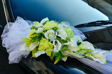 黑色和白色婚车浪漫装饰花