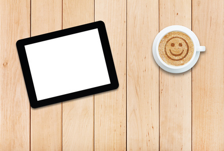 平板电脑和咖啡与微笑的牌子