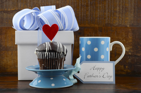快乐的父亲概念与蓝色和白色的礼物和蛋糕
