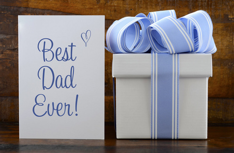 快乐的父亲礼物与木材背景上的蓝色和白色礼物