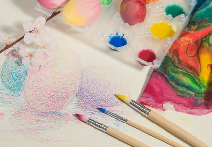 手绘彩蛋与画家画笔 色彩鲜艳的布 水彩和杏仁开花，安排上彩色绘图