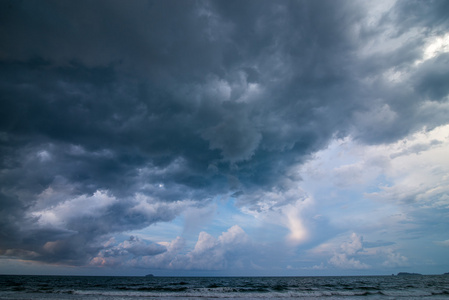 暴风雨前的海滩