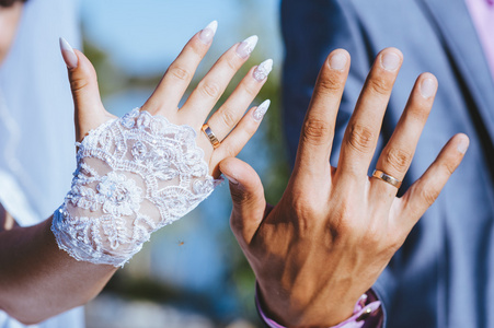 新郎和新娘的手环，特写视图