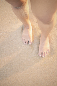 脚在沙滩上