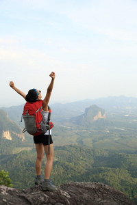 女人徒步旅行者张开双臂