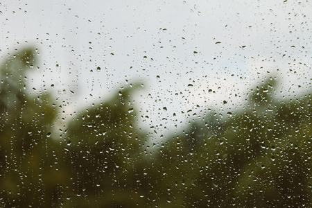 在玻璃上的雨滴