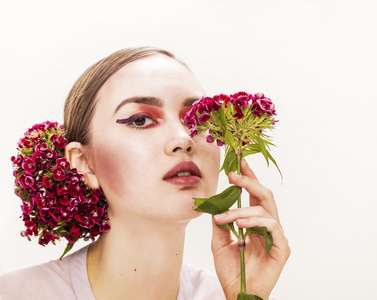 漂亮女人美肖像与红色和粉色的花朵