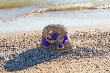 贝壳海滩上的草帽