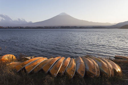 秋天的时候，日本的富士山