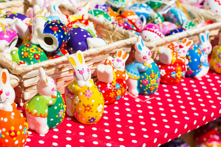 在市场的多彩复活节兔子雕像。
