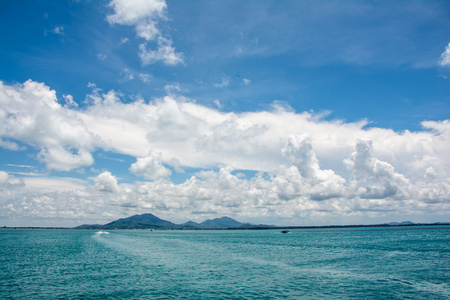 美丽的蓝色海洋和天空