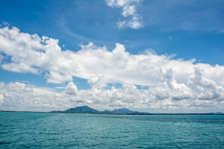 美丽的蓝色海洋和天空