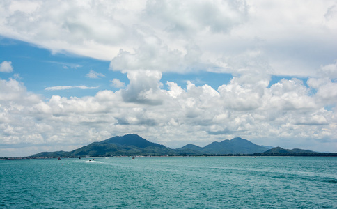 美丽的蓝色海洋和天空