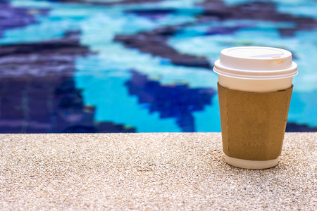 咖啡纸杯上游泳池放松