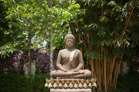 在自然花园在泰国寺佛像