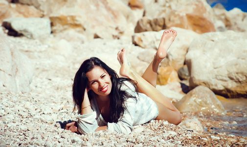 一名年轻女子在沙滩上的肖像