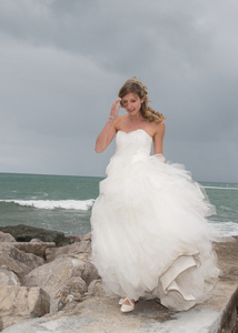 新娘站亲近海洋等待她的情人
