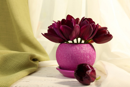 美丽的郁金香，在锅上织物背景