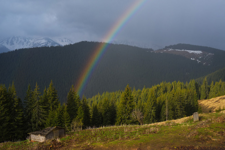 山中的彩虹