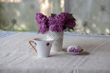 茶与西风和淡紫色的花束，在美丽的花瓶
