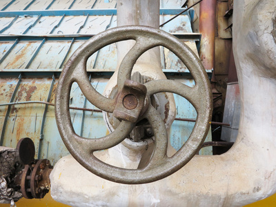 热水在火力发电厂的旧生锈工业管道阀门。