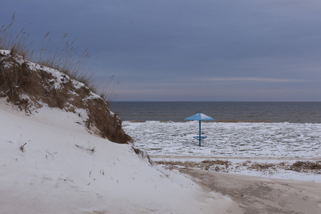 在海滩上的雪和冰冬季沿海景观