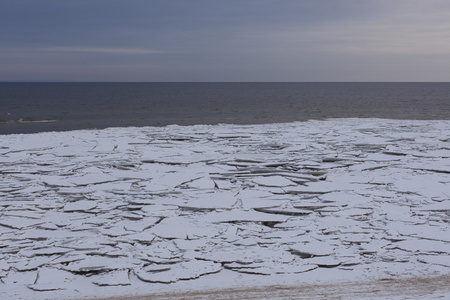 在海滩上的雪和冰冬季沿海景观