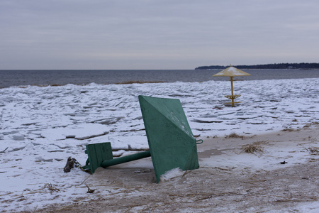 在海滩上的雪和冰冬季沿海景观