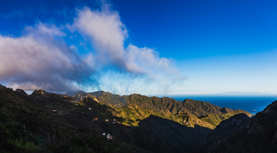 云和山与蓝蓝的天空地平线