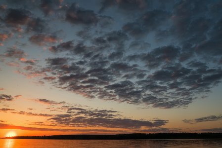 河的夕阳的天空太阳