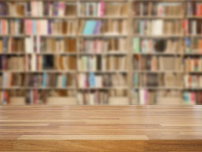 空的木桌和现代图书馆背景