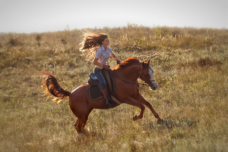 农村女孩骑乘马