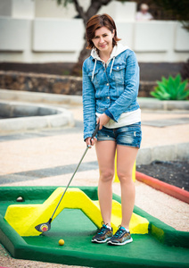 打高尔夫的年轻女子