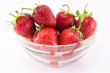 草莓在白色透明的玻璃碗