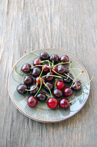 新鲜水果背景与甜樱桃仿古木制的桌子上