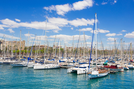 在海港，现代水运，夏季度假，奢侈的生活方式和财富概念美丽风帆游艇帆船港