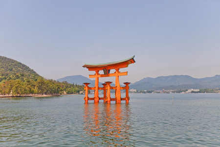 漂浮日本严岛神社的牌坊。教科文组织网站