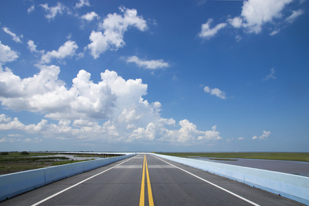 空路和交通黄线与蓝色的天空