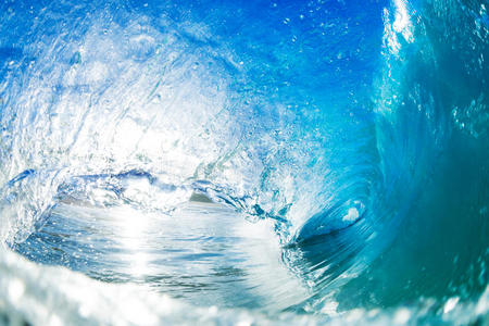 巨大的蓝色海浪飞溅
