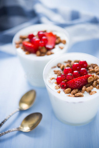 自制酸奶配谷类和浆果健康早餐