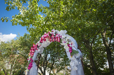 白色和粉色花朵的结婚拱门