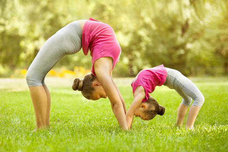 自然 草地 童年 小孩 快乐 身体 活动 冥想 和谐 能量