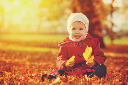 快乐的孩子，秋天嬉笑玩耍的小女孩