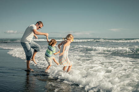 儿子和女儿在沙滩上玩耍