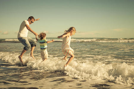儿子和女儿在沙滩上玩耍