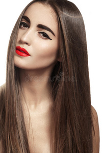 漂亮的模特，长直发和红唇妆