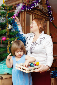 祖母和婴儿吉尔装饰圣诞树