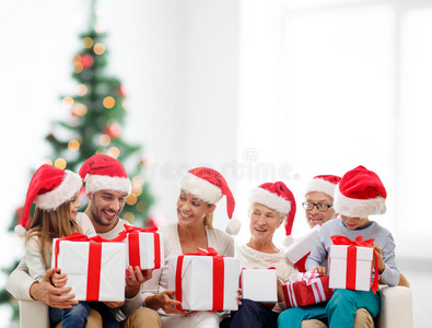 快乐家庭圣诞老人帽子和礼品盒