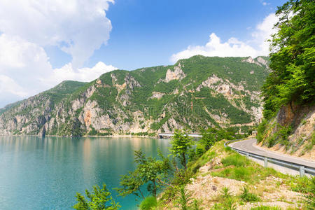 蓝色的大海和山脉的美景