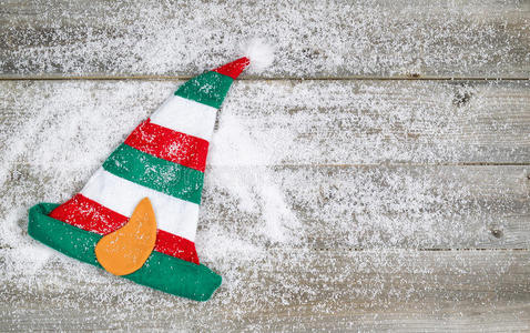 圣诞精灵在有雪的乡村木头上的长袜